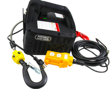 工人使用便攜式電動葫蘆為共享休息室安裝空調