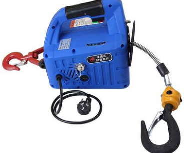 建設者利用便攜式牽引葫蘆將5g基站設備吊上塔頂